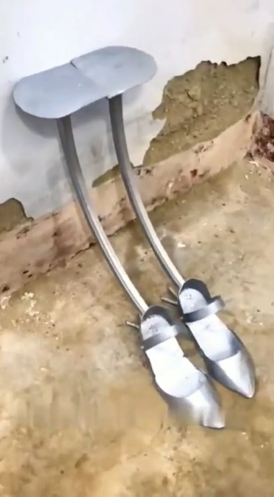 Lifehack nyeleneh sepatu ada tempat duduk TikTok Lifehack nyeleneh sepatu ada tempat duduk TikTok