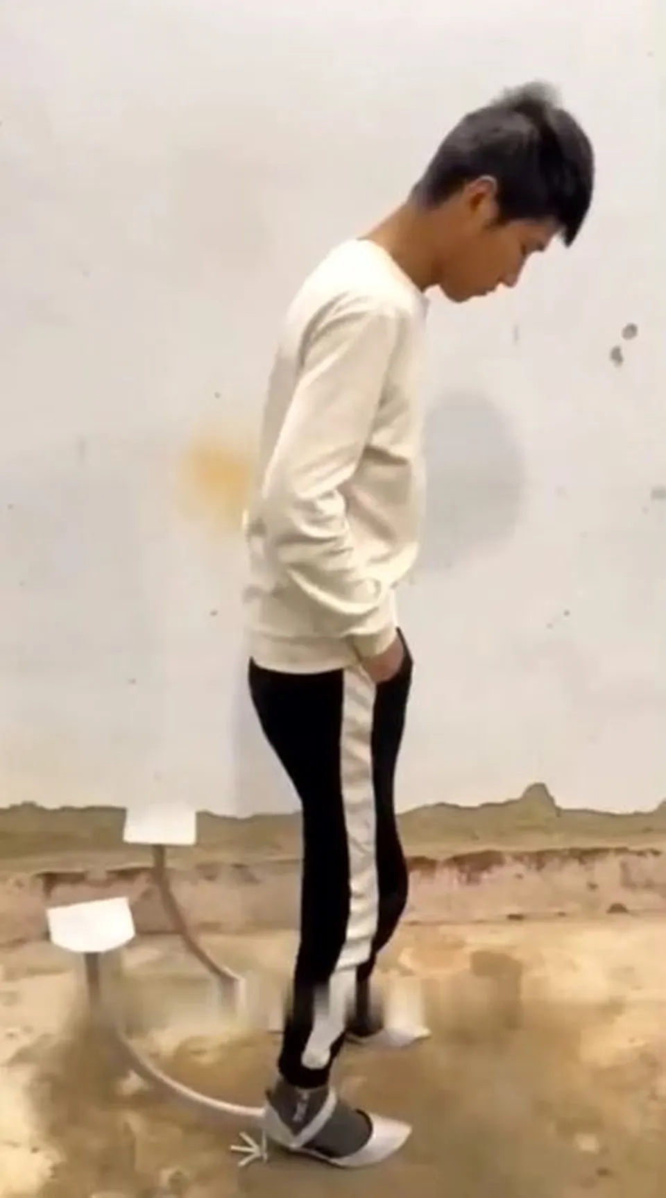 Lifehack nyeleneh sepatu ada tempat duduk TikTok Lifehack nyeleneh sepatu ada tempat duduk TikTok