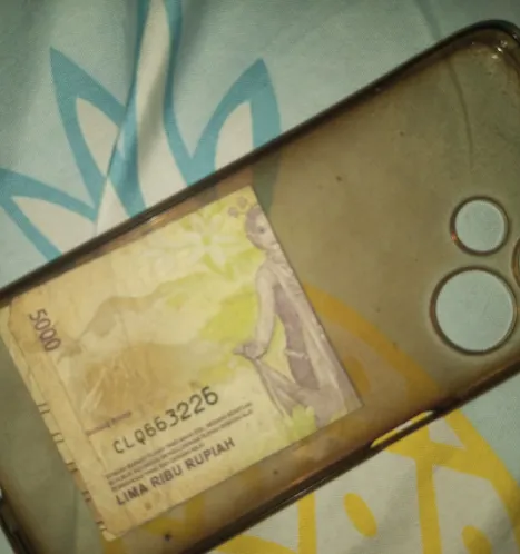 jaga uang Rp 5.000 di case HP © TikTok jaga uang Rp 5.000 di case HP © TikTok