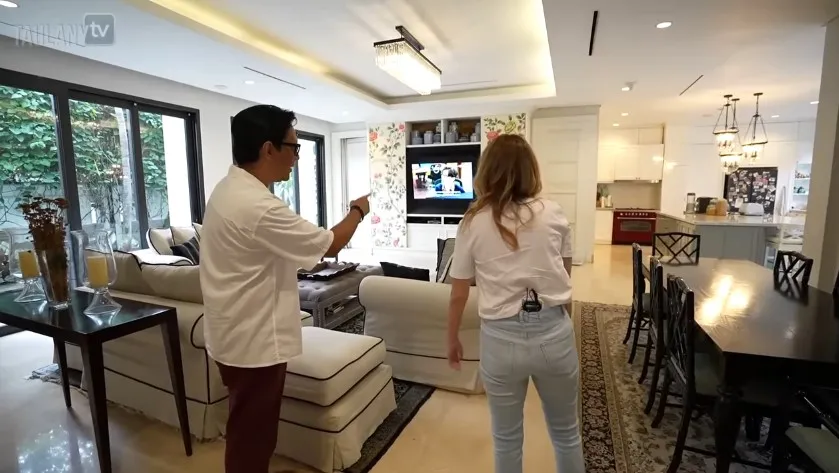 ruang keluarga BCL viewnya kolam © berbagai sumber