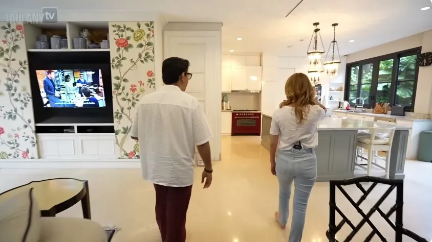 ruang keluarga BCL viewnya kolam © berbagai sumber