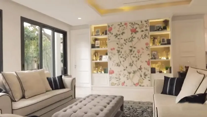 ruang keluarga BCL viewnya kolam © berbagai sumber