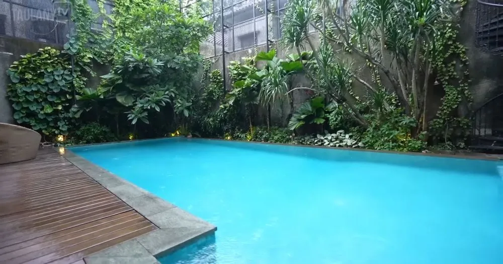 ruang keluarga BCL viewnya kolam © berbagai sumber