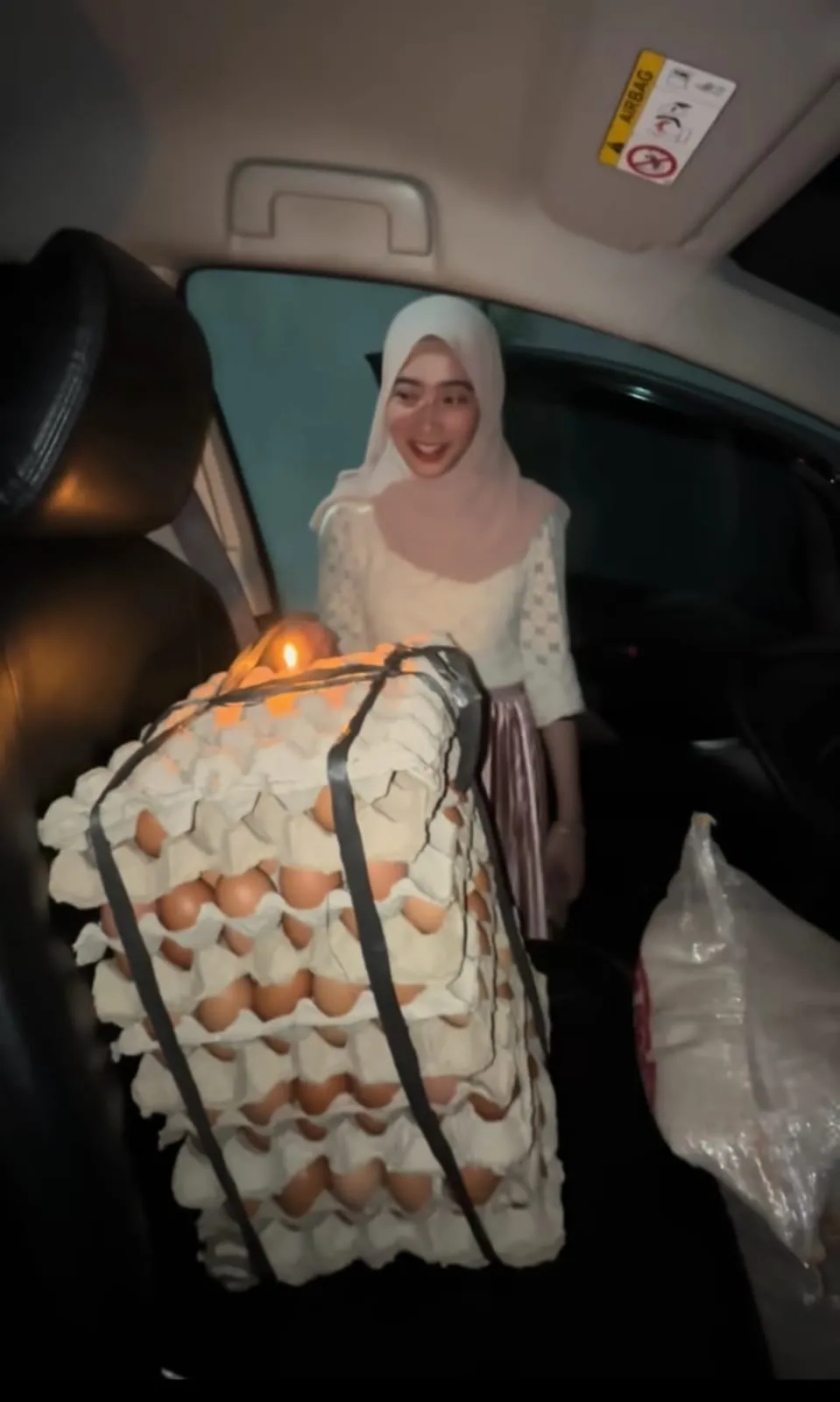 kasih hadiah telur ke pacar saat ulang tahun © TikTok