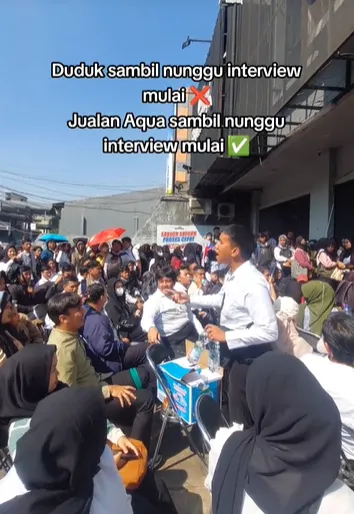 pelamar ini manfaatkan momen menunggu interview © TikTok pelamar ini manfaatkan momen menunggu interview © TikTok