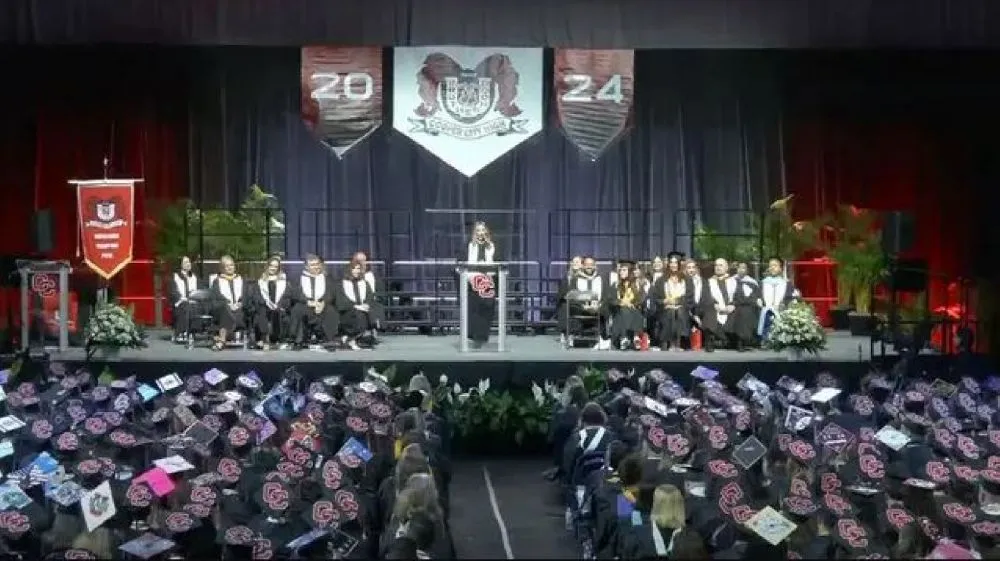 momen kelulusan 14 pasang kembar todays.com