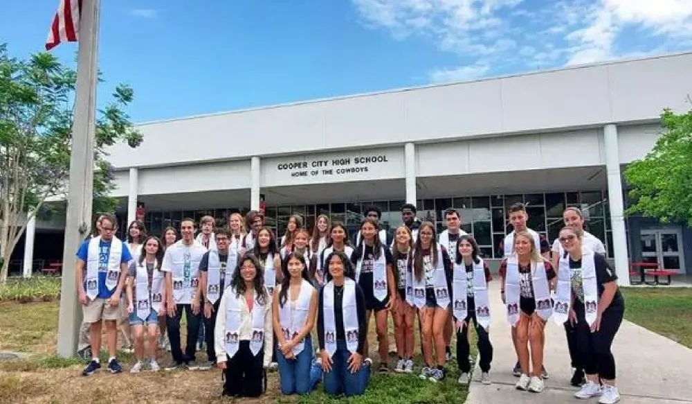 momen kelulusan 14 pasang kembar todays.com