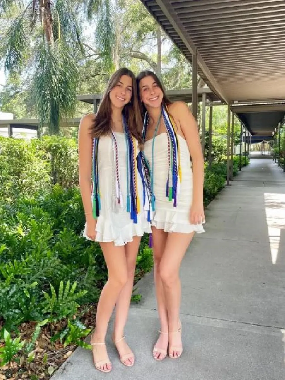 momen kelulusan 14 pasang kembar todays.com