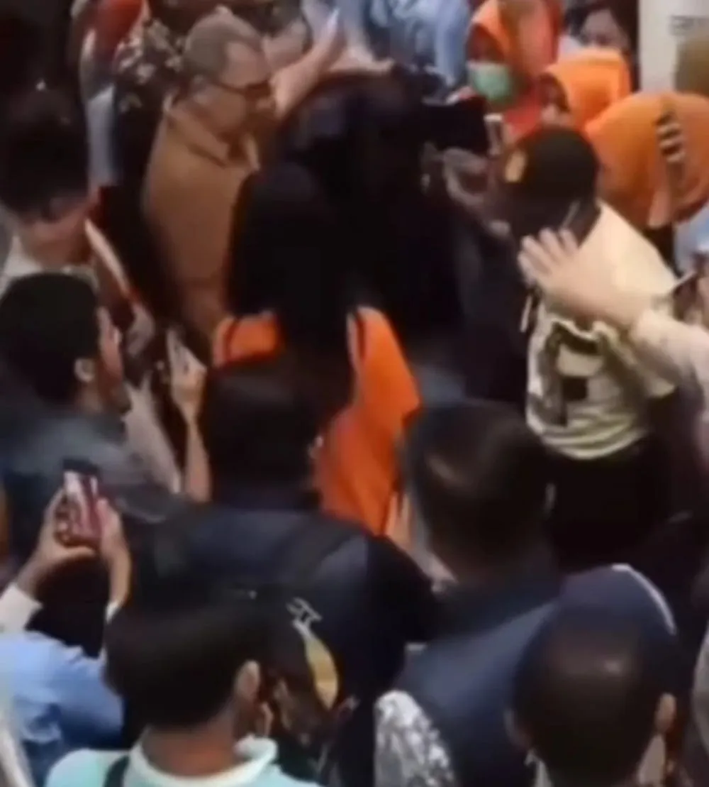 nekat mencuri 143 unit handphone  © Instagram