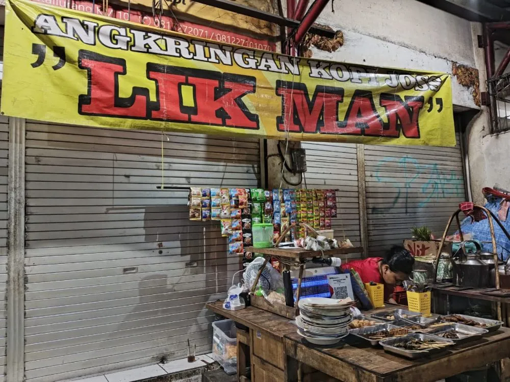 angkringan lik man kopi joss pertama © 2024 brilio.net