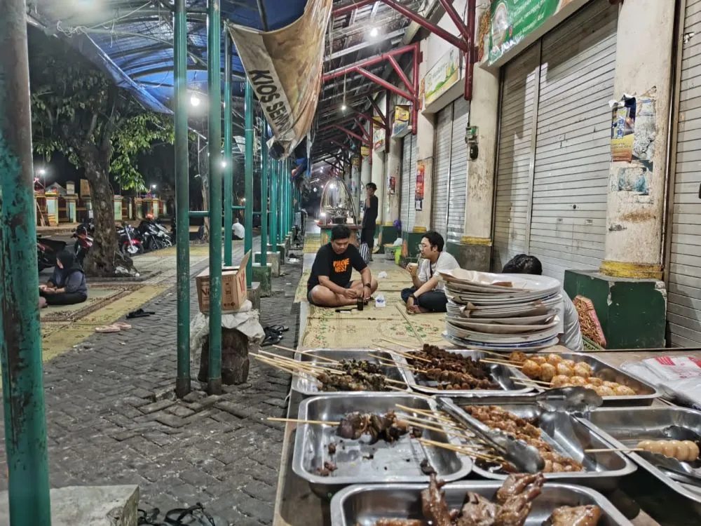angkringan lik man kopi joss pertama © 2024 brilio.net