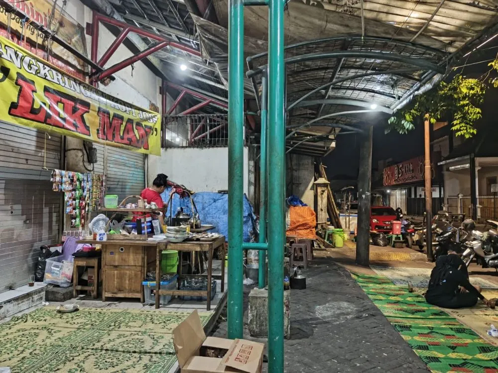 angkringan lik man kopi joss pertama © 2024 brilio.net