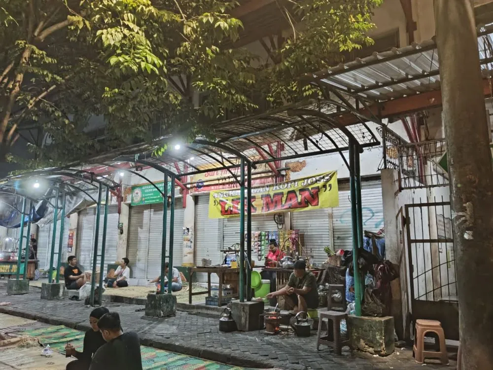 angkringan lik man kopi joss pertama © 2024 brilio.net