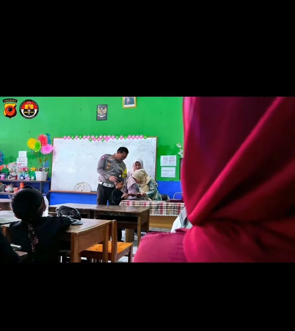 polisi ambilkan rapor anak sd © Instagram polisi ambilkan rapor anak sd © Instagram