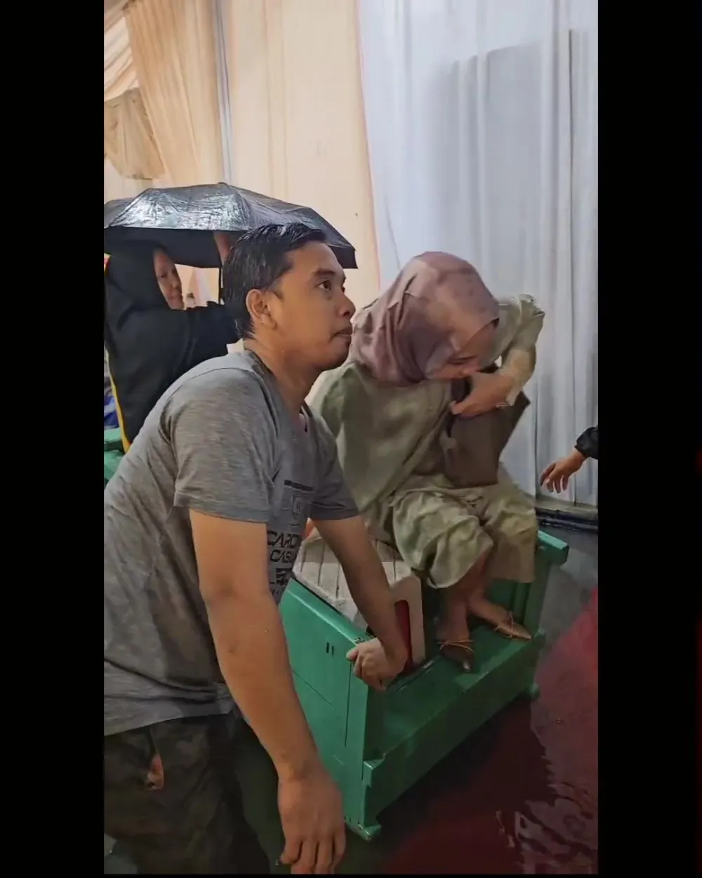 tamu kondangan naik gerobak. © 2024 Instagram tamu kondangan naik gerobak. © 2024 Instagram