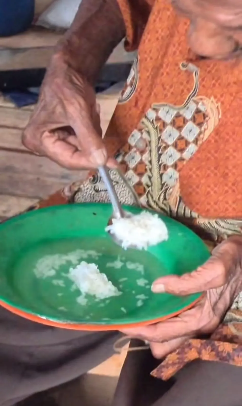 kakek 90 tahun makan nasi campur air © Instagram