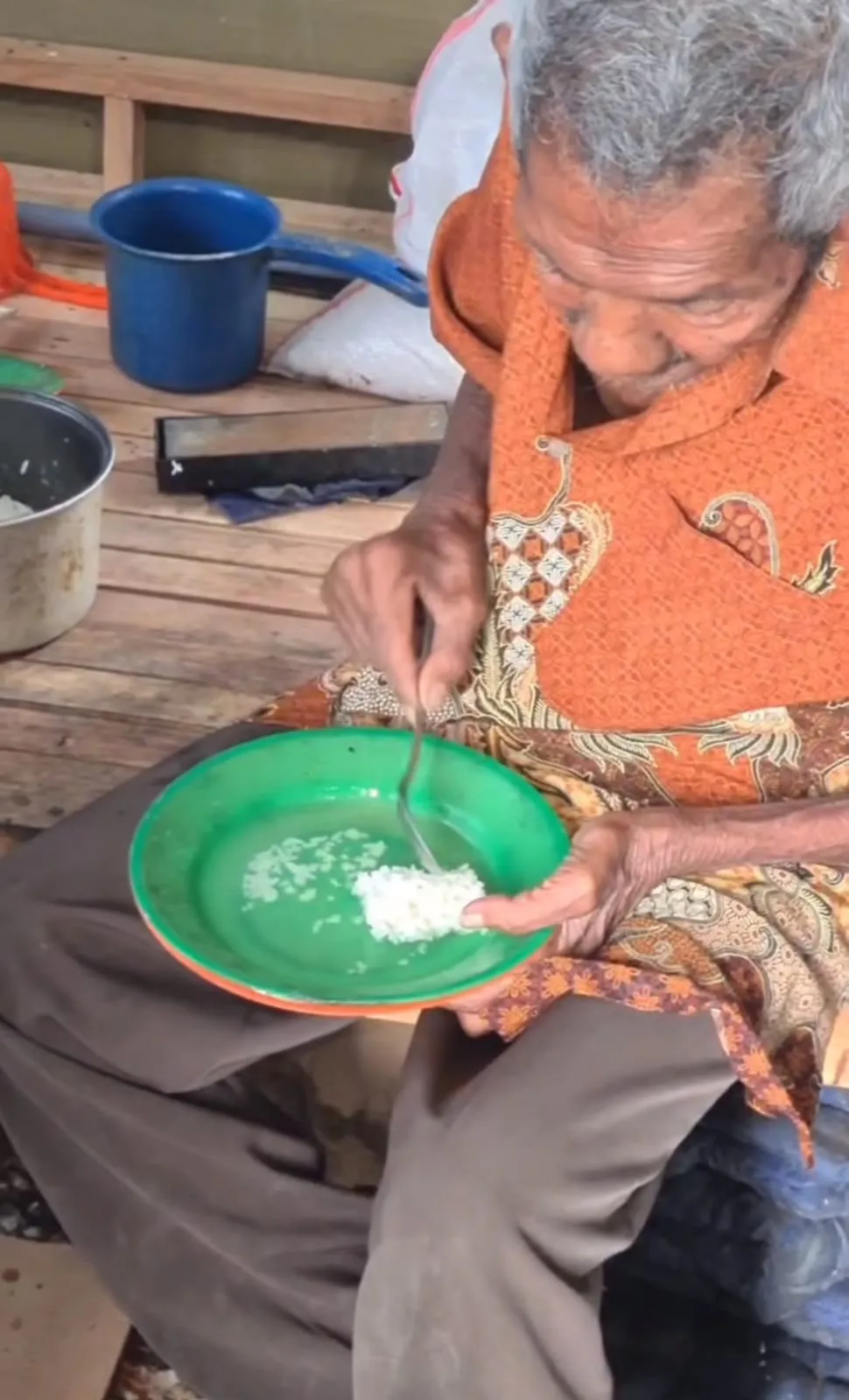 kakek 90 tahun makan nasi campur air © Instagram