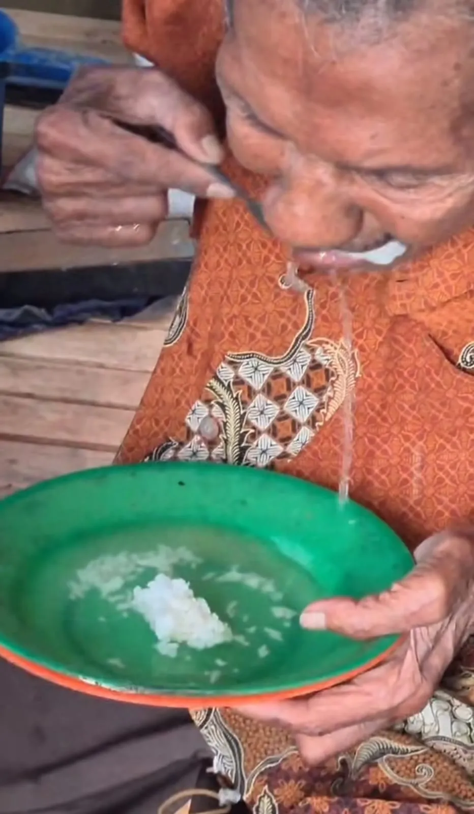 kakek 90 tahun makan nasi campur air © Instagram