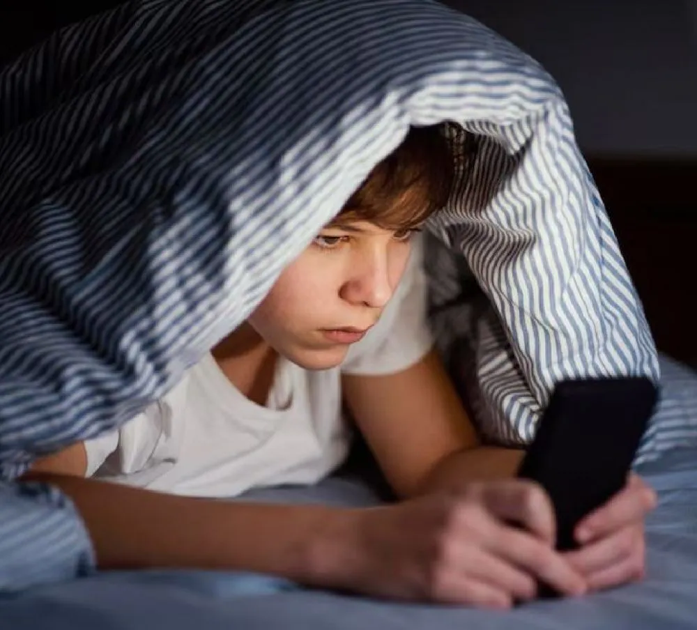 mata kering pada anak akibat ponsel freepik.com