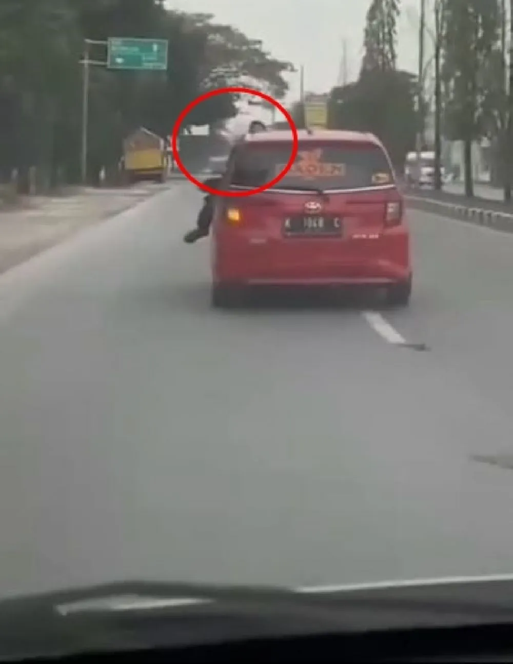 Mobil berpelat nomor palsu tabrak polisi Instagram Mobil berpelat nomor palsu tabrak polisi Instagram