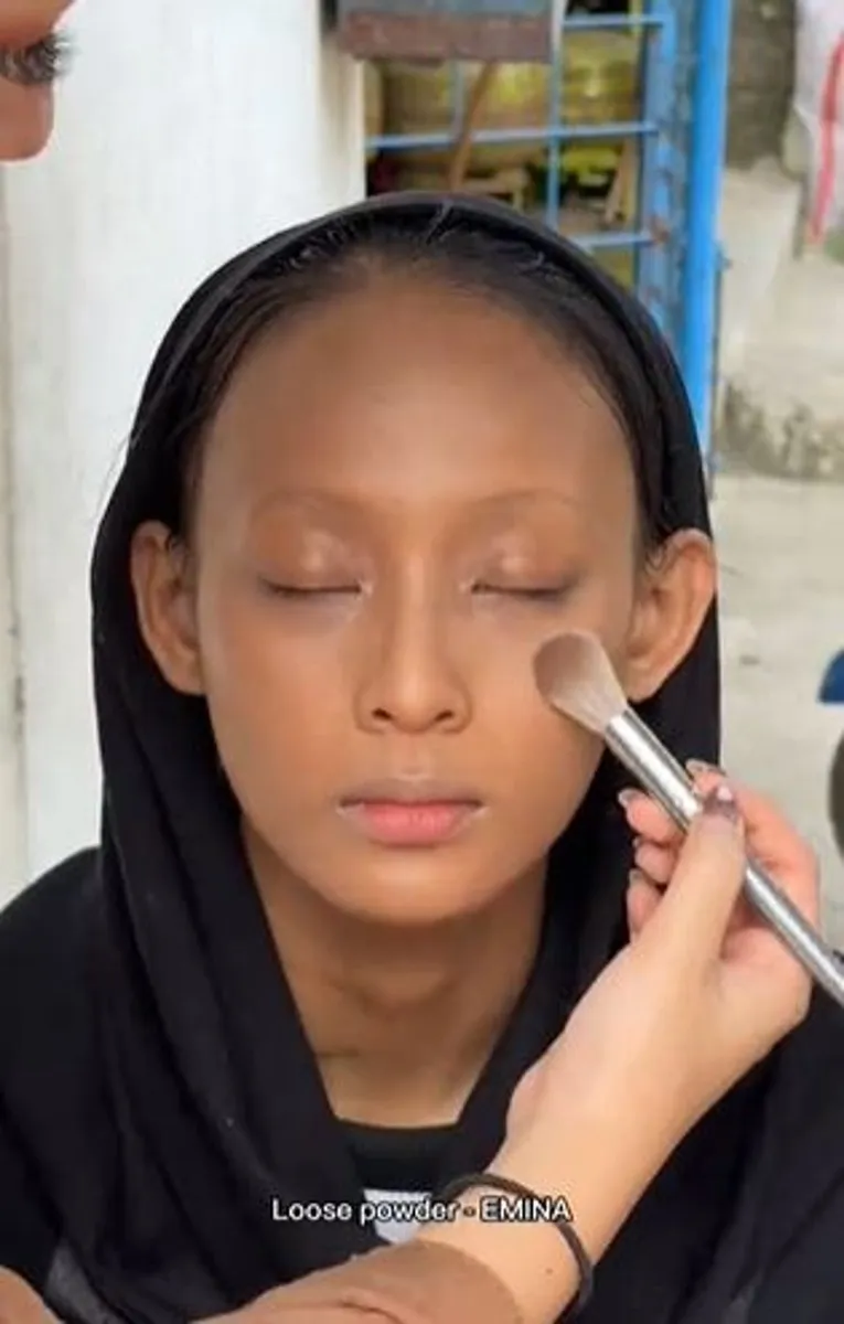Transformasi penjual es dirias natural makeup hasilnya mirip Erika Carlina TikTok