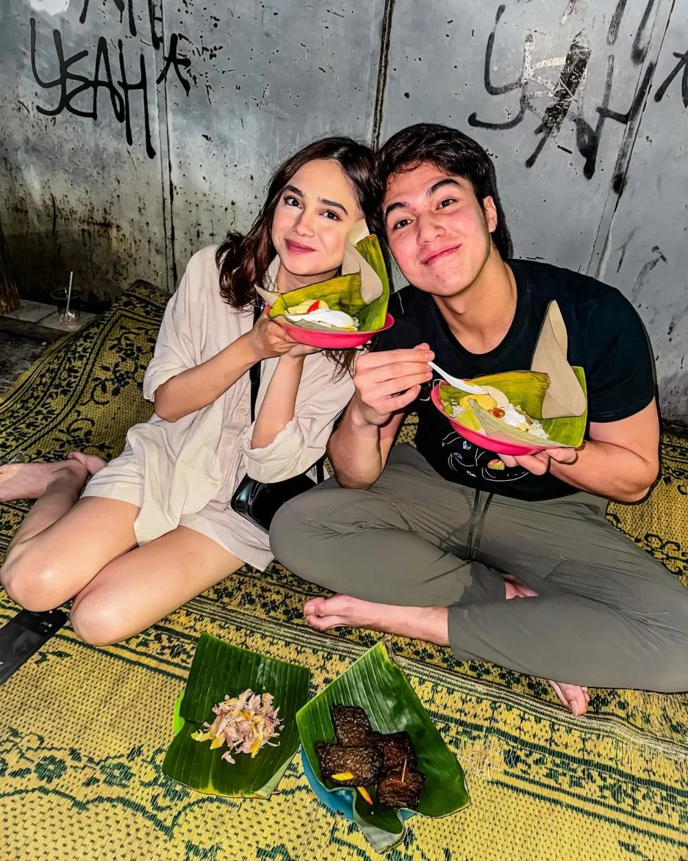 El Rumi Syifa Hadju makan di emperan © Instagram El Rumi Syifa Hadju makan di emperan © Instagram
