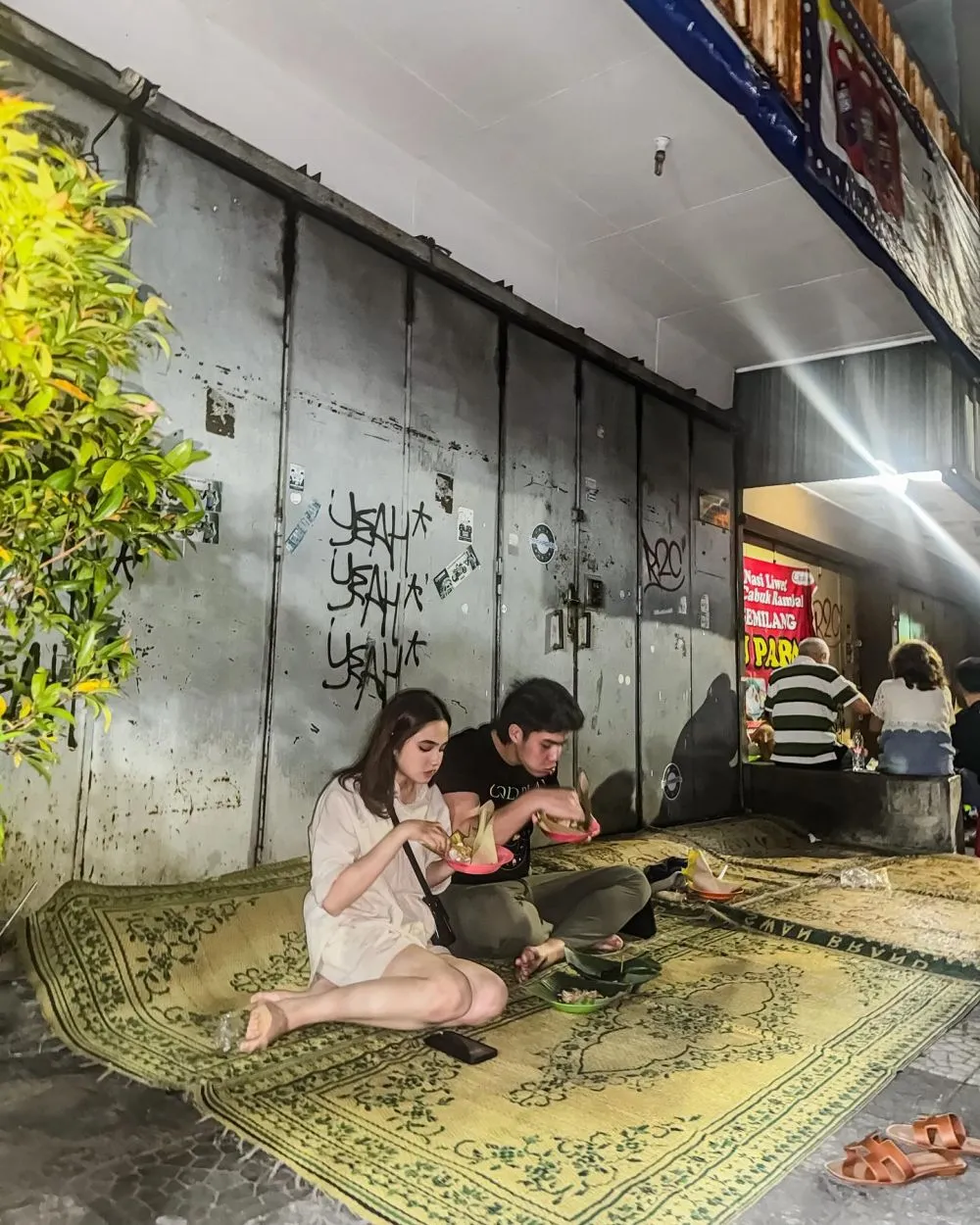 El Rumi Syifa Hadju makan di emperan © Instagram El Rumi Syifa Hadju makan di emperan © Instagram