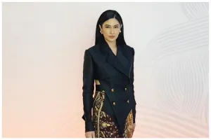 [KUIS] Temukan inspirasi kebaya nuansa dongker dari para seleb lewat pilihan tas kondangan ini