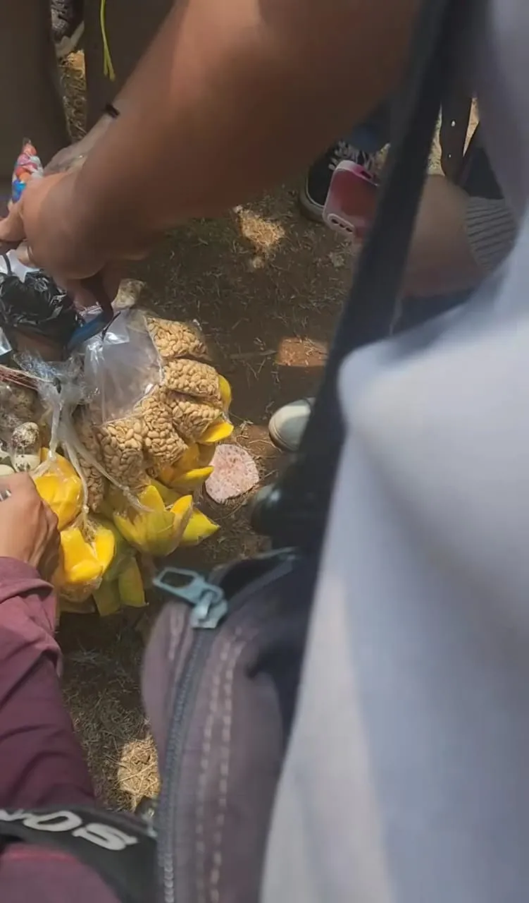 momen pedagang asongan bagikan makanan gratis © Instagram momen pedagang asongan bagikan makanan gratis © Instagram