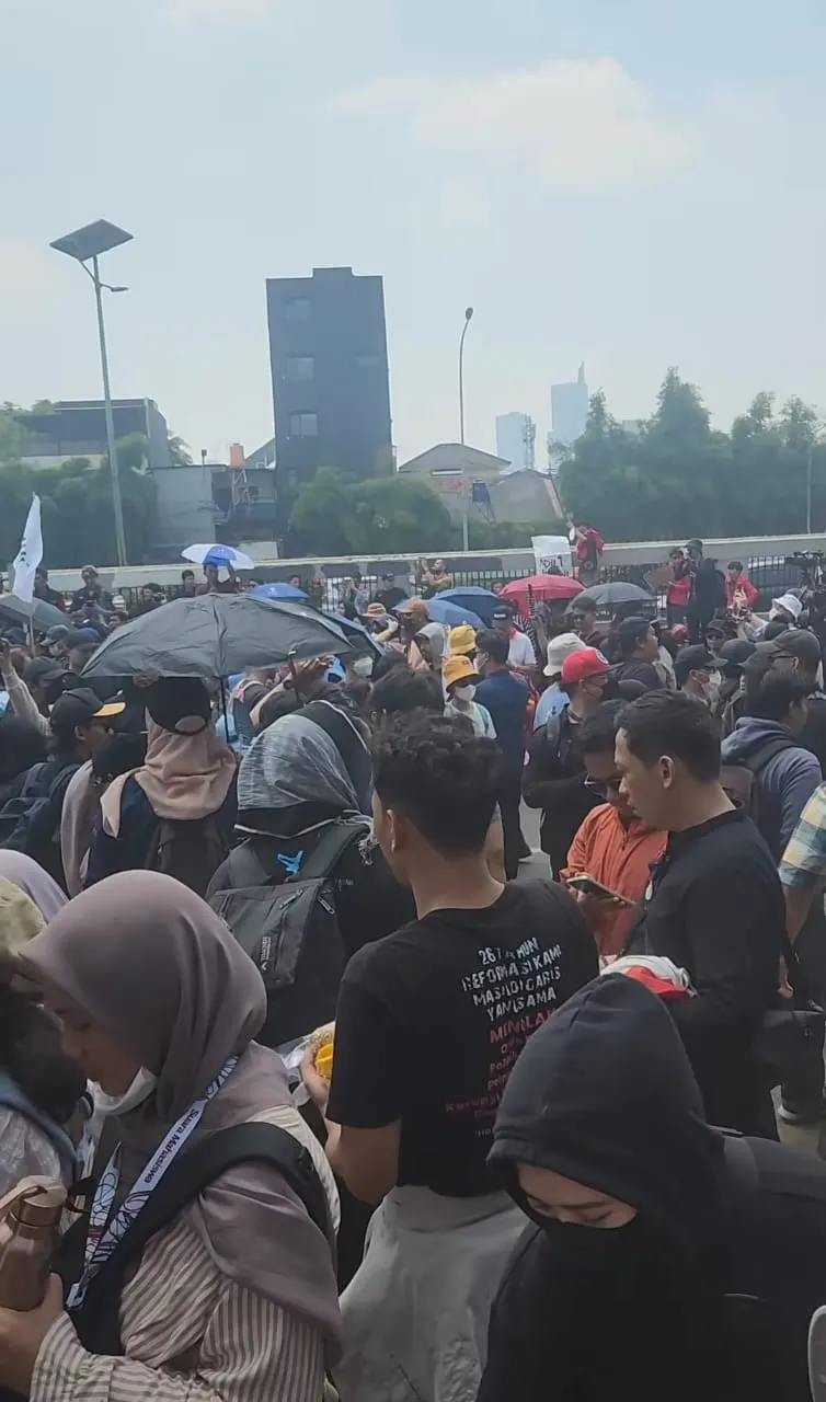 momen pedagang asongan bagikan makanan gratis © Instagram momen pedagang asongan bagikan makanan gratis © Instagram