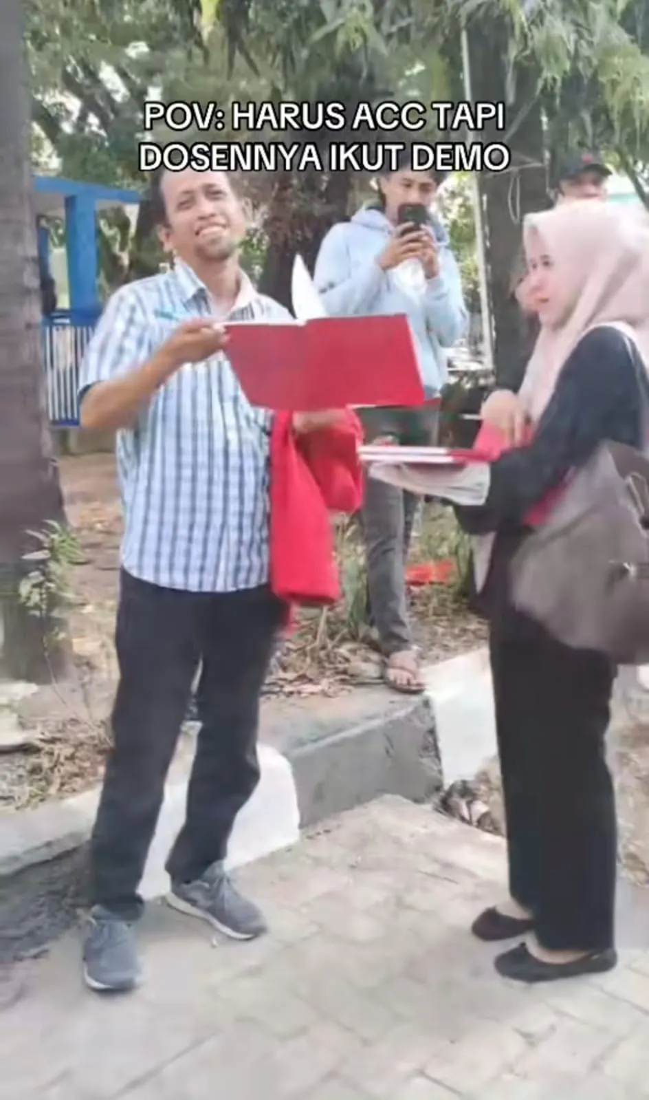 mahasiswi ini curi kesempatan acc skripsi © TikTok mahasiswi ini curi kesempatan acc skripsi © TikTok