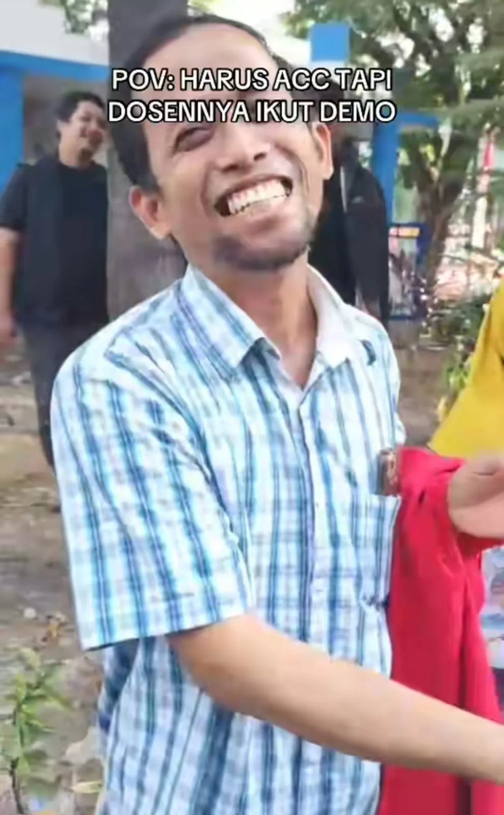 mahasiswi ini curi kesempatan acc skripsi © TikTok mahasiswi ini curi kesempatan acc skripsi © TikTok