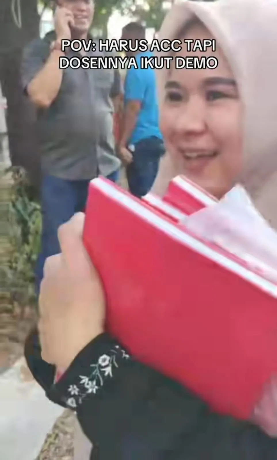 mahasiswi ini curi kesempatan acc skripsi © TikTok mahasiswi ini curi kesempatan acc skripsi © TikTok