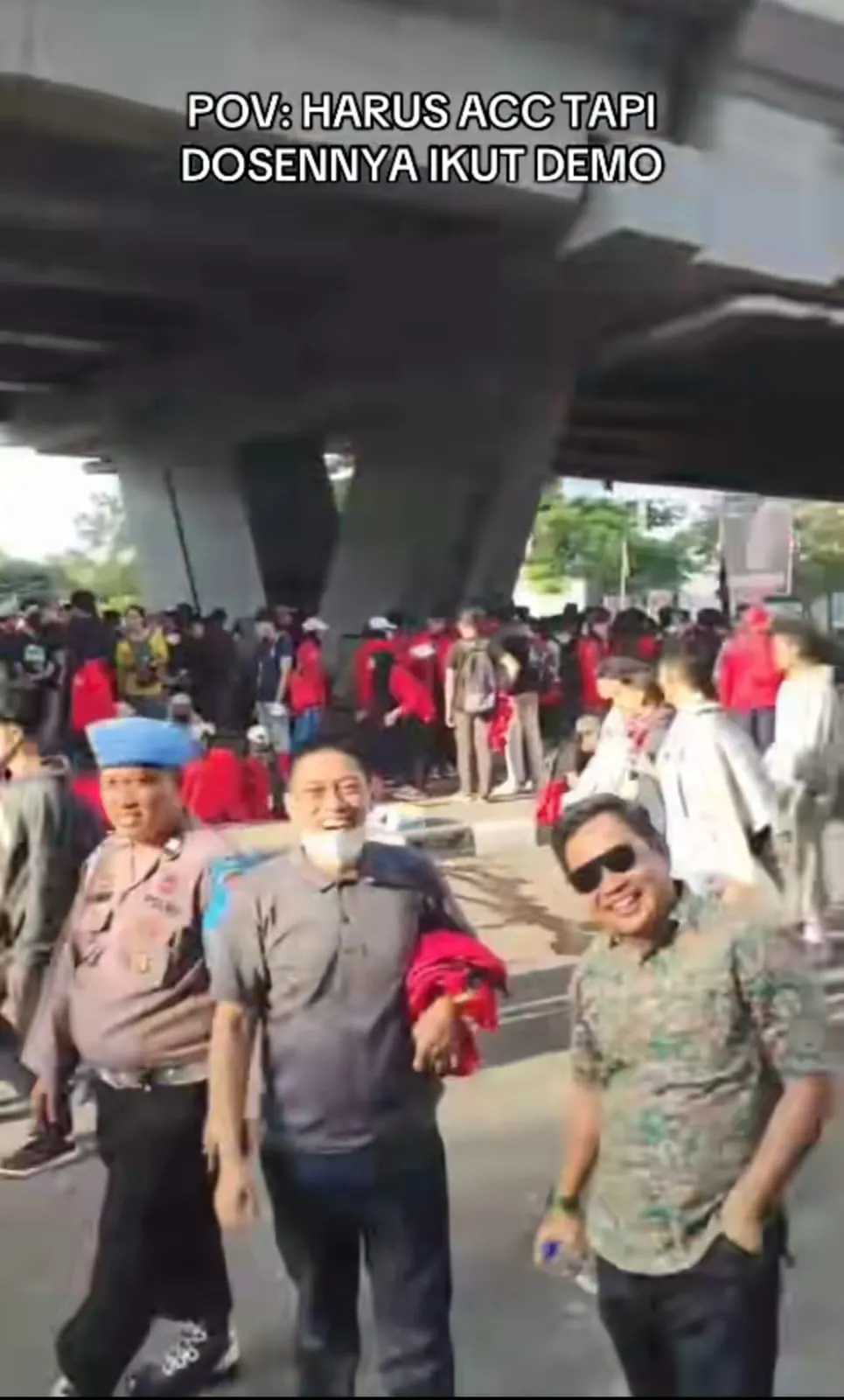 mahasiswi ini curi kesempatan acc skripsi © TikTok mahasiswi ini curi kesempatan acc skripsi © TikTok