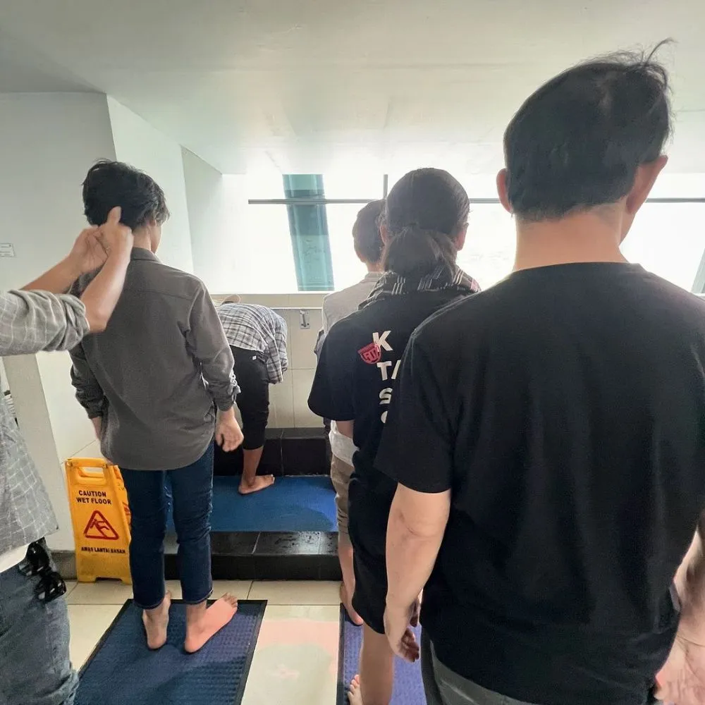 Sheila On 7 salat jamaah di musala © 2024 Instagram