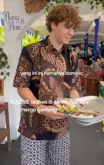 Momen bule ikut jadi pelayan jamuan nikahan © 2024 TikTok