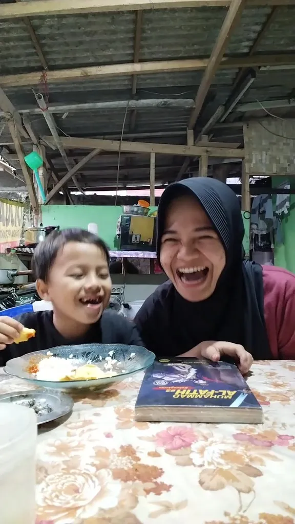 Anak kecil dapat kejutan hadiah © 2024 TikTok Anak kecil dapat kejutan hadiah © 2024 TikTok