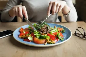 Tak banyak yang tahu, 8 makanan lezat ini bantu kurangi bau badan secara alami