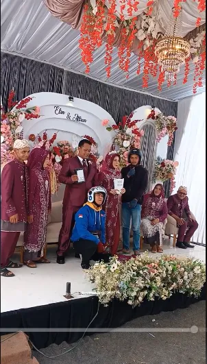 kurir antar paket ke nikahan berbagai sumber