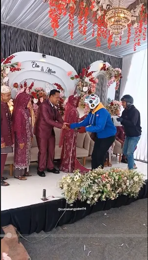 kurir antar paket ke nikahan berbagai sumber