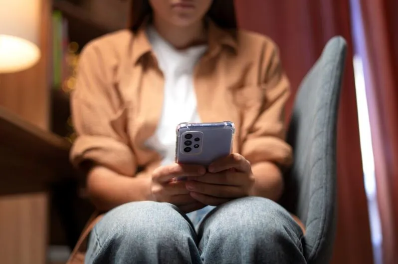 cara menghadapi stalker © 2024 brilio.net cara menghadapi stalker © 2024 brilio.net