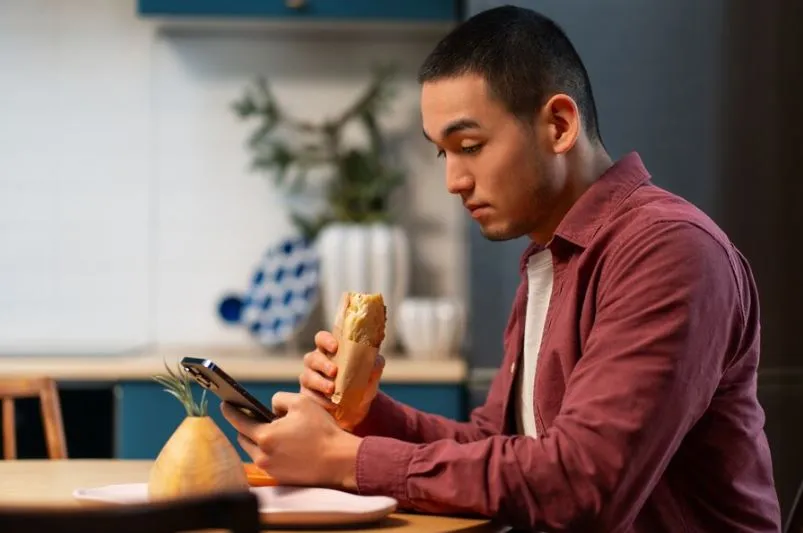 cara menghadapi stalker © 2024 brilio.net cara menghadapi stalker © 2024 brilio.net