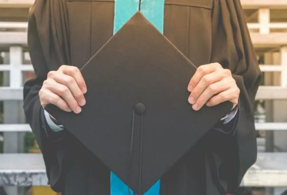 Perbedaan gelar Doktor dan Honoris Causa freepik.com