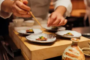 Nggak sekadar tawarkan makanan enak, ini alasan dan sejarah yang bikin penyajian omakase mahal