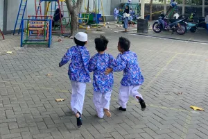 Masa kecil anak TK akan terenggut jika belajar Matematika, bagaimana sebaiknya sikap orang tua?