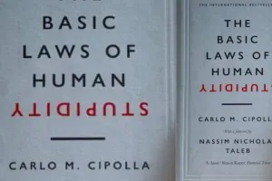 10 Pelajaran penting dari buku The Basic Law of Human Stupidity oleh Carlo M Cipolla