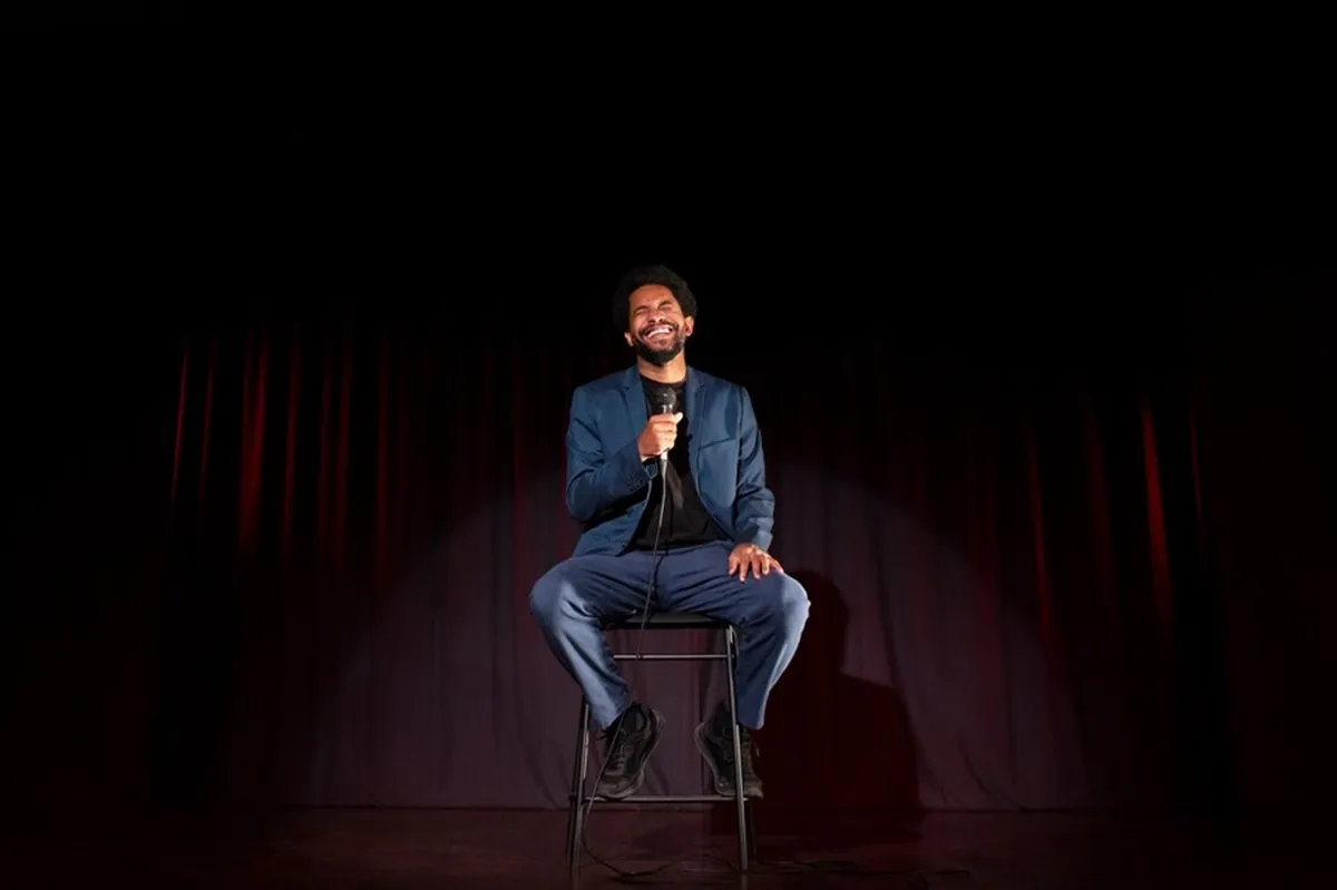 5 Contoh teks stand up comedy singkat lucu, lengkap dengan metode menulis yang benar