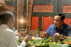 Prabowo dan Jokowi makan malam dengan hidangan mie jawa dan nasgor di Solo