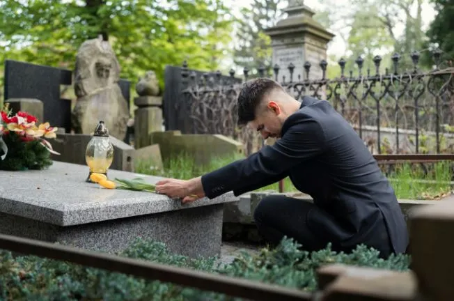 mitos nengok ke belakang yang bikin merinding © 2024 brilio.net mitos nengok ke belakang yang bikin merinding © 2024 brilio.net