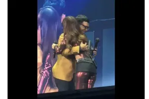 Momen 'mahal' bagi Indra Herlambang dipeluk Lisa BLACKPINK, gemetaran sampai nangis terharu